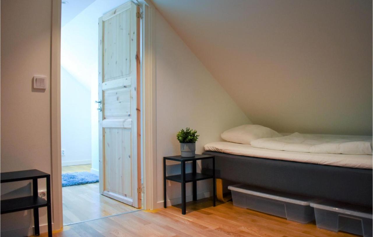2 Bedroom Amazing Home In Fjaelkinge Exteriör bild