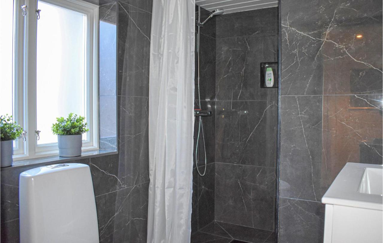 2 Bedroom Amazing Home In Fjaelkinge Exteriör bild